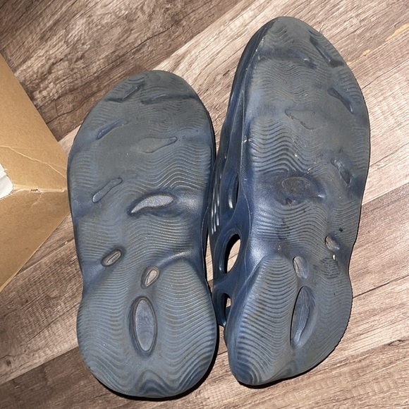 Yeezy Foamrunners - Picture 5 of 8